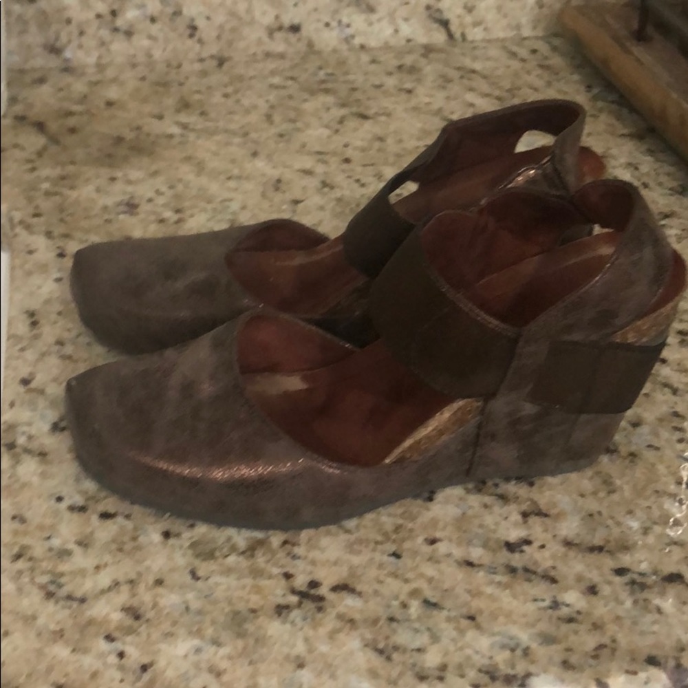 Pierre Dumas size 8 shoes